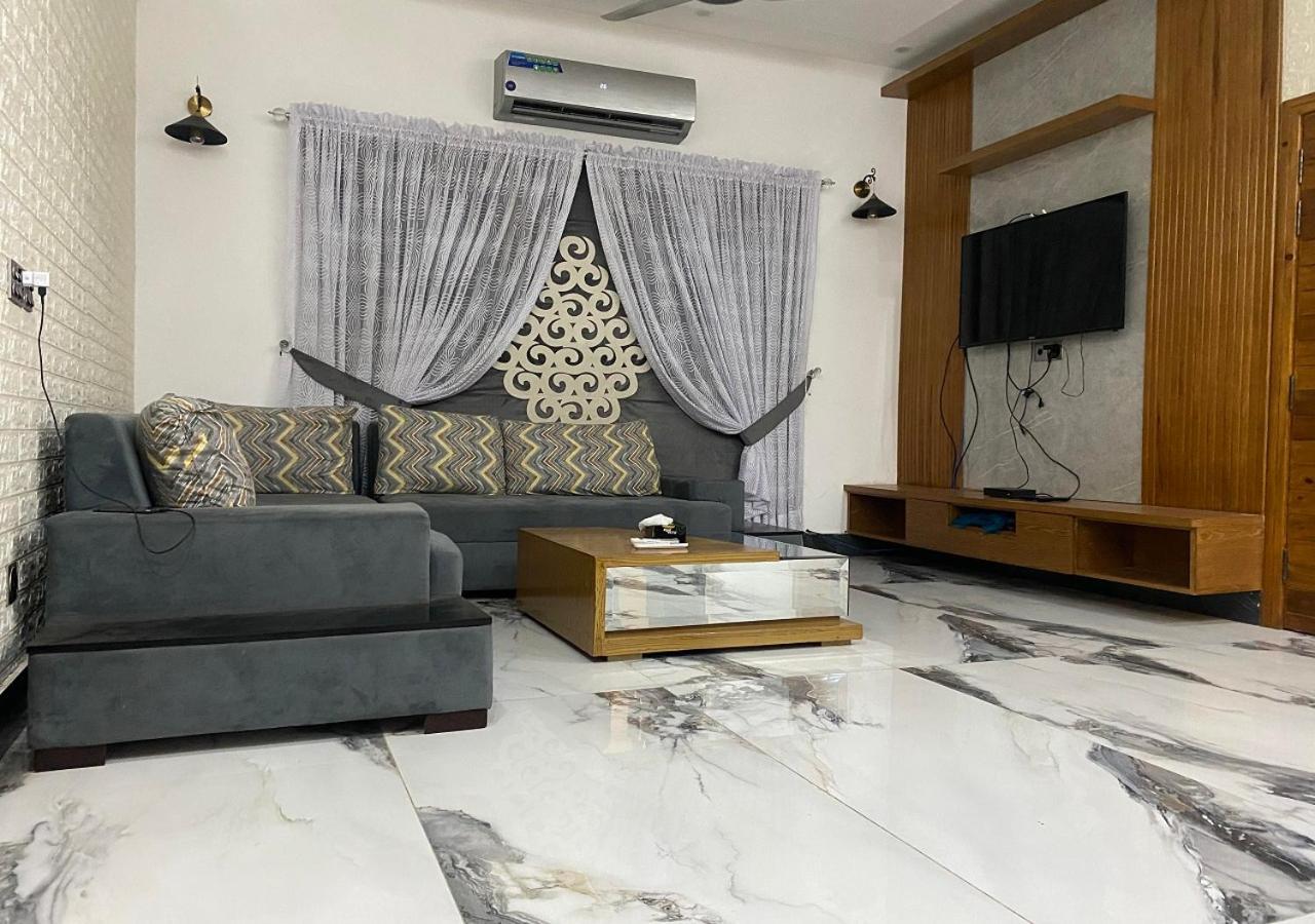 Burj Al Bahria Town Luxury Suites ラホール エクステリア 写真