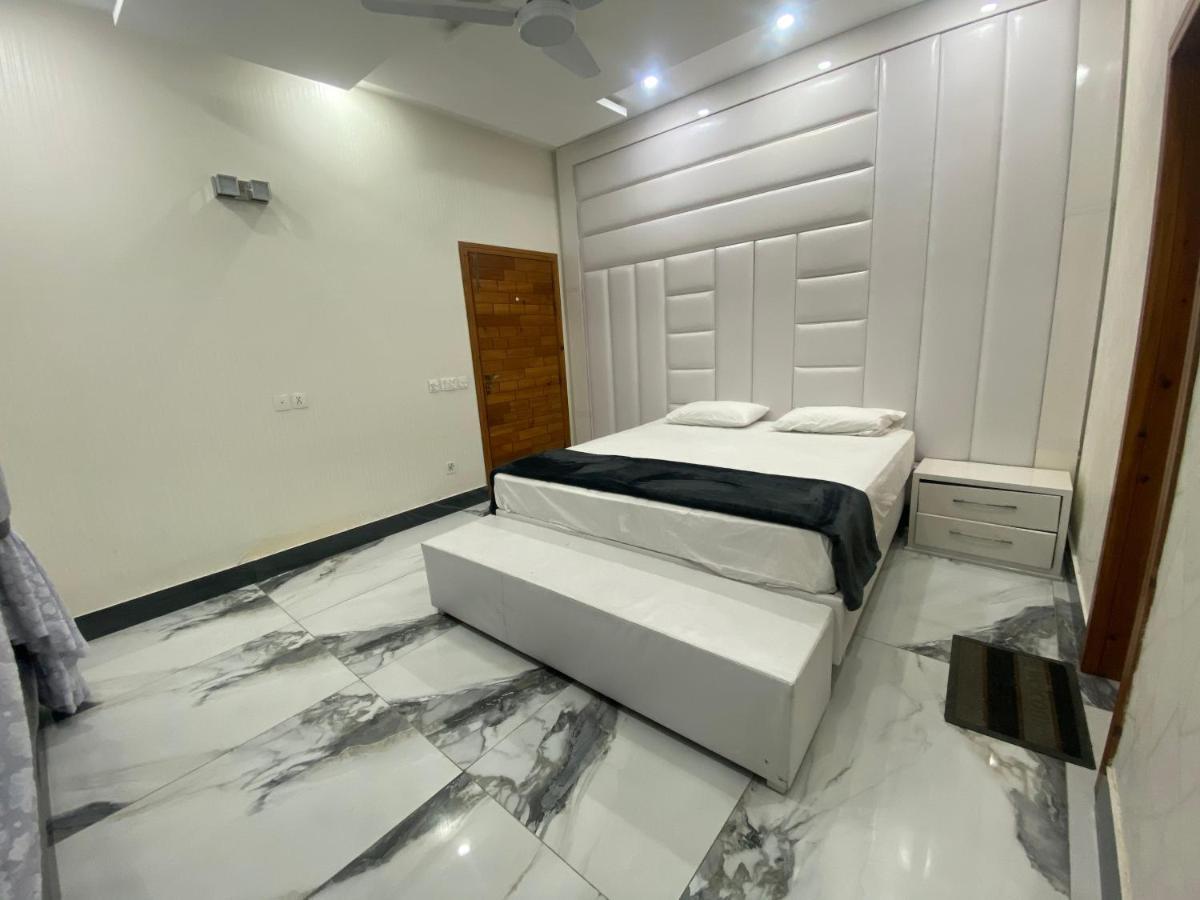 Burj Al Bahria Town Luxury Suites ラホール エクステリア 写真
