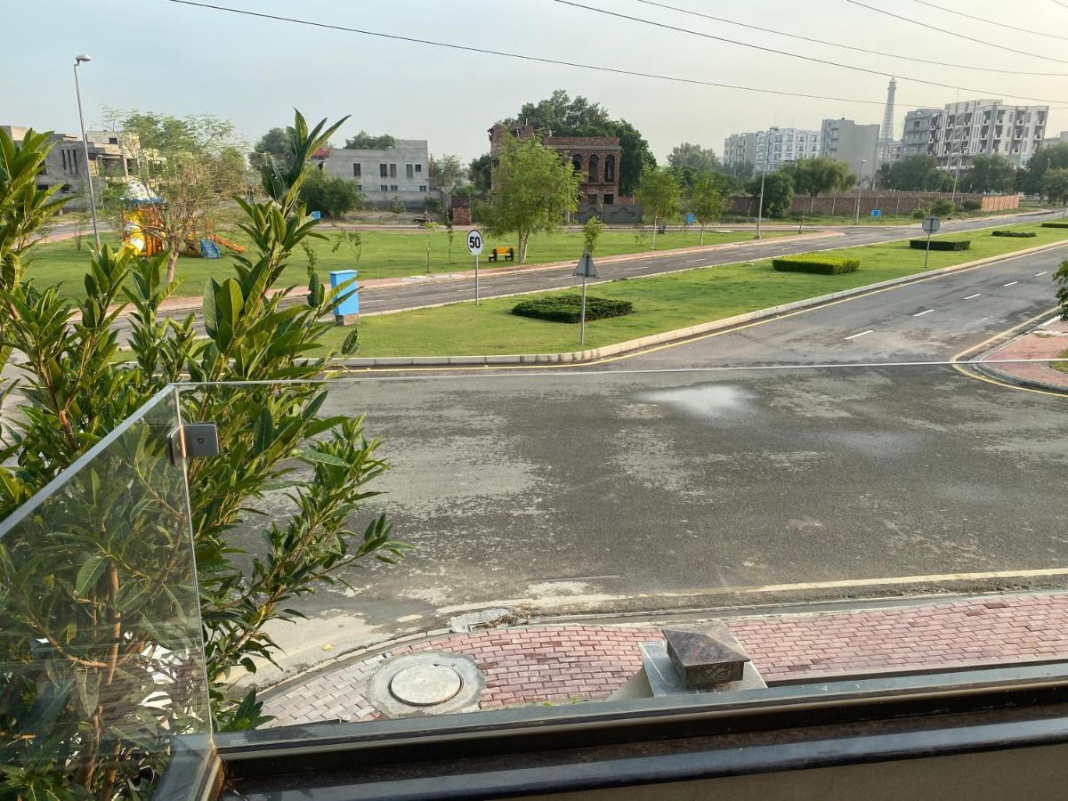 Burj Al Bahria Town Luxury Suites ラホール エクステリア 写真