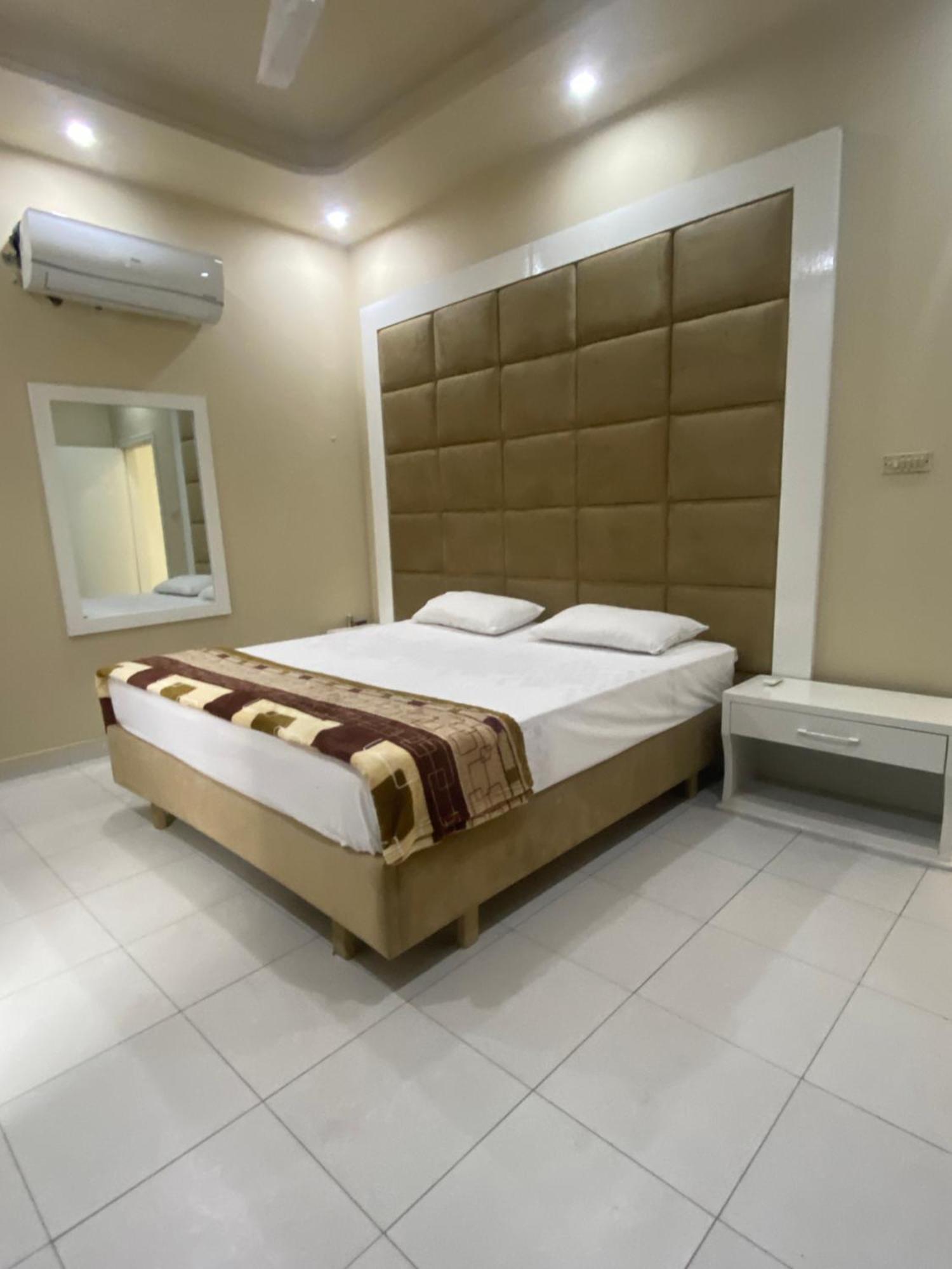 Burj Al Bahria Town Luxury Suites ラホール エクステリア 写真