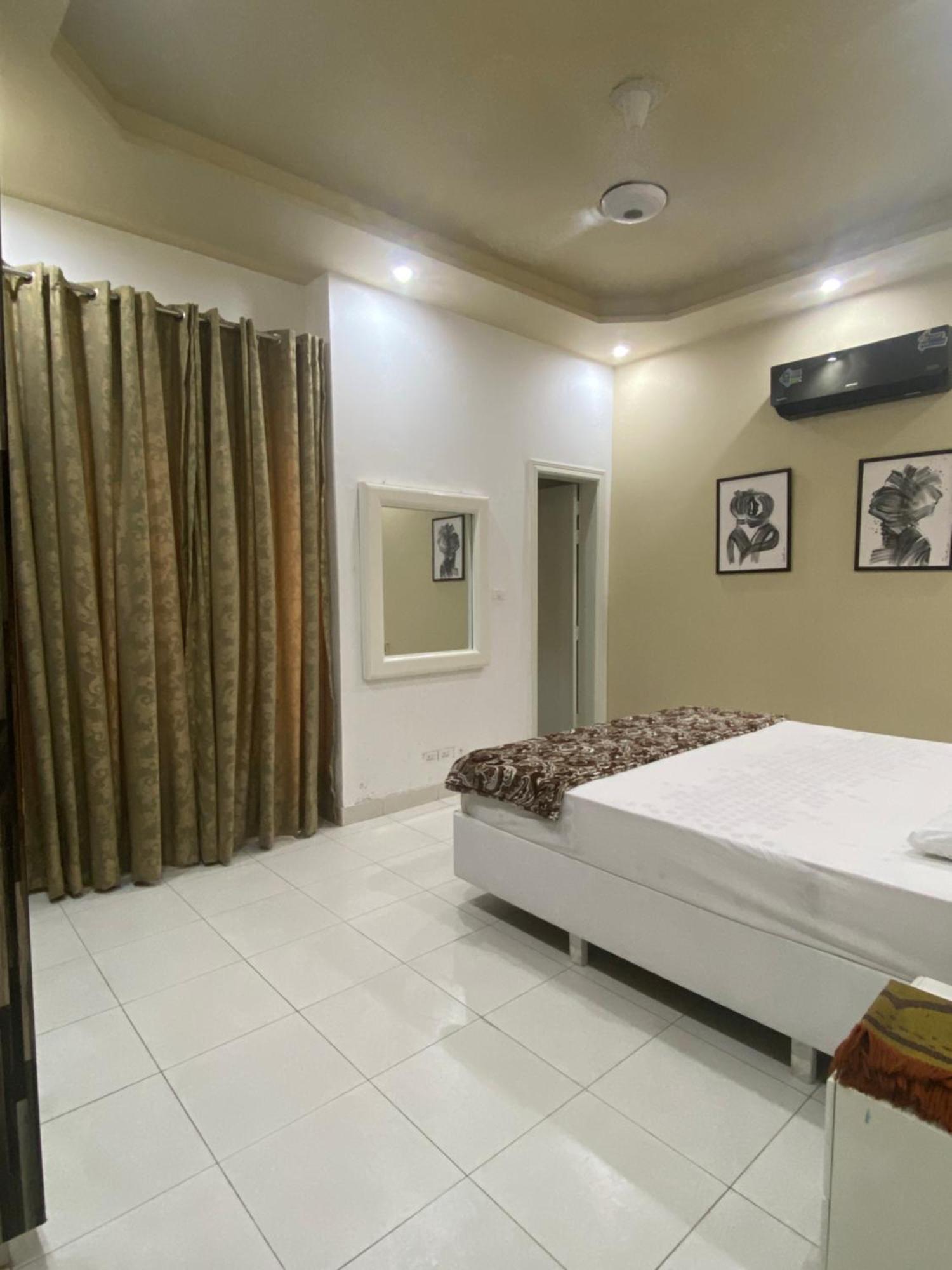 Burj Al Bahria Town Luxury Suites ラホール エクステリア 写真